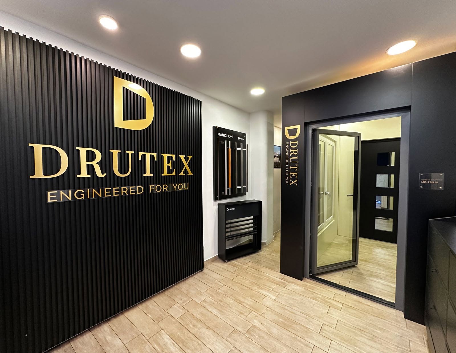 Showroom DRUTEX con serramenti e porte in esposizione