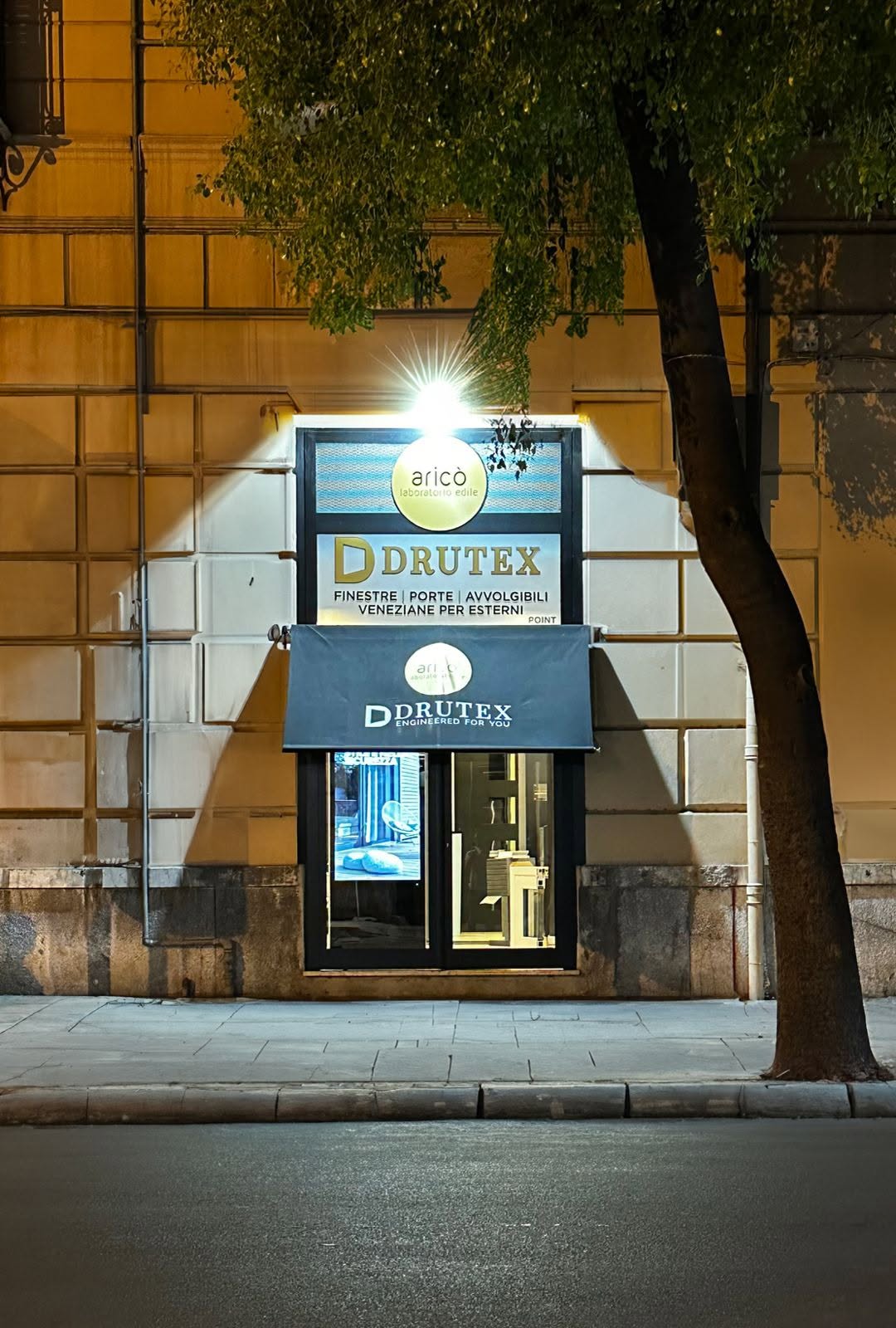 Ingresso illuminato dello showroom Aricò e DRUTEX